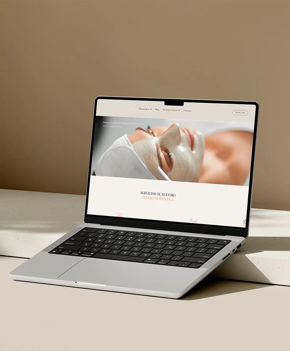 Web de Infinity Nails en un mockup de dispositivo